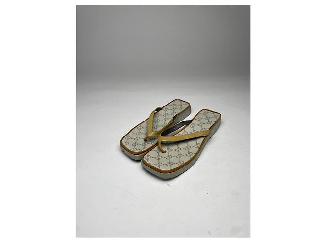 Sandalo in pelle beige Double G di Gucci - vista 2
