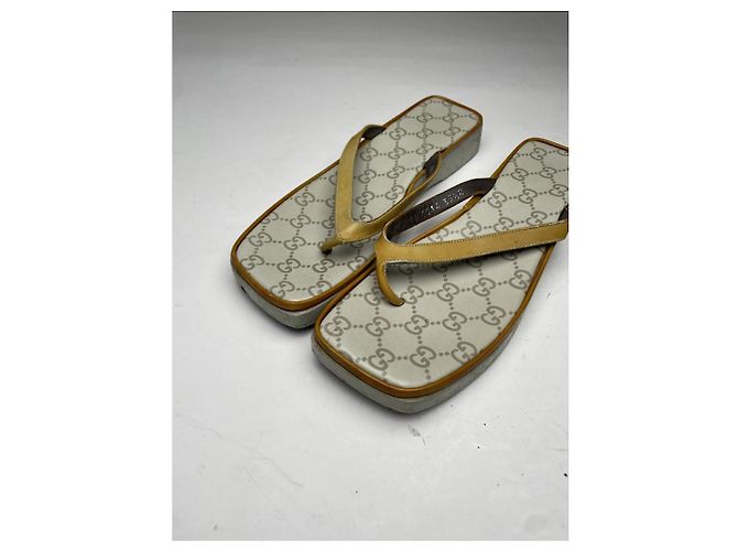 Sandalo in pelle beige Double G di Gucci - vista 3