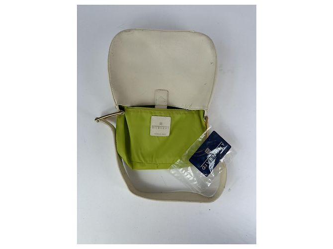 Bolsa de couro branco com recorte lunar da Givenchy - vista 2