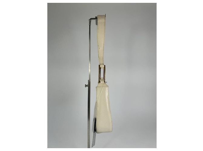 Bolsa de couro branco com recorte lunar da Givenchy - vista 3