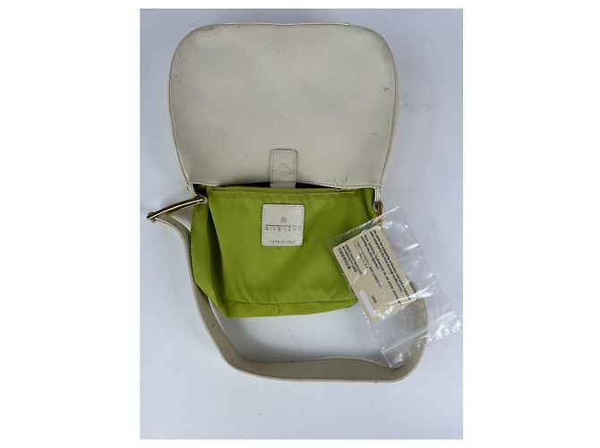 Bolsa de couro branco com recorte lunar da Givenchy - vista 4