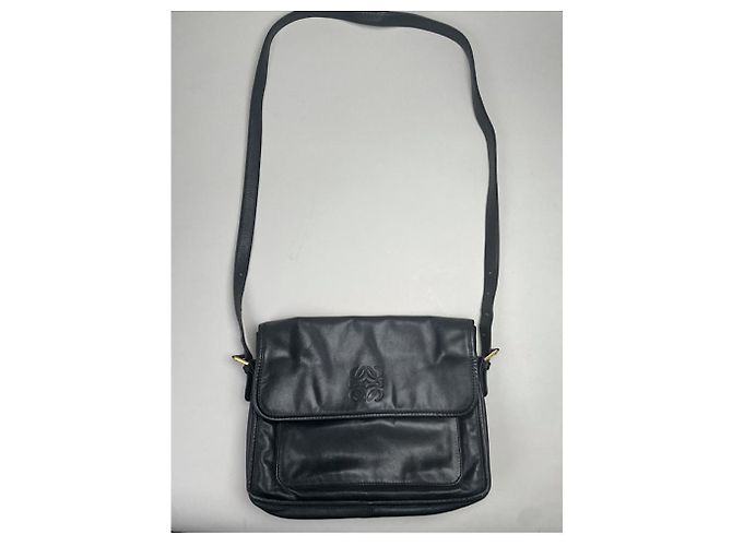Loewe Amazona Handtasche aus schwarzem Lackleder - Ansicht 2