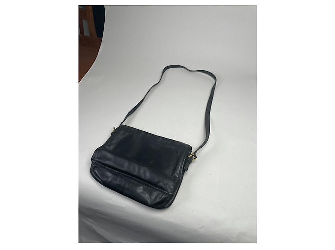 Loewe Amazona Handtasche aus schwarzem Lackleder - Ansicht 3