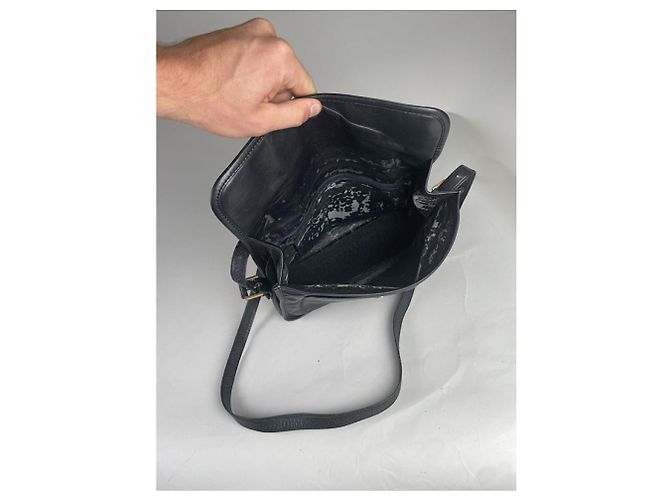 Loewe Amazona Handtasche aus schwarzem Lackleder - Ansicht 5