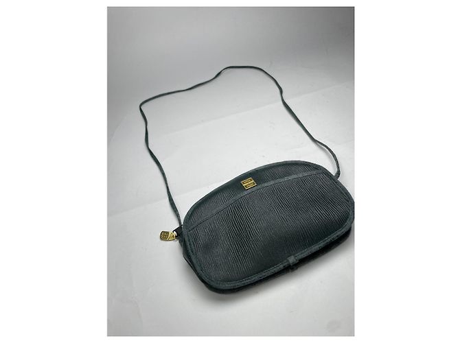 Borsa a mano mini Pocket in pelle verde di Givenchy - vista 4