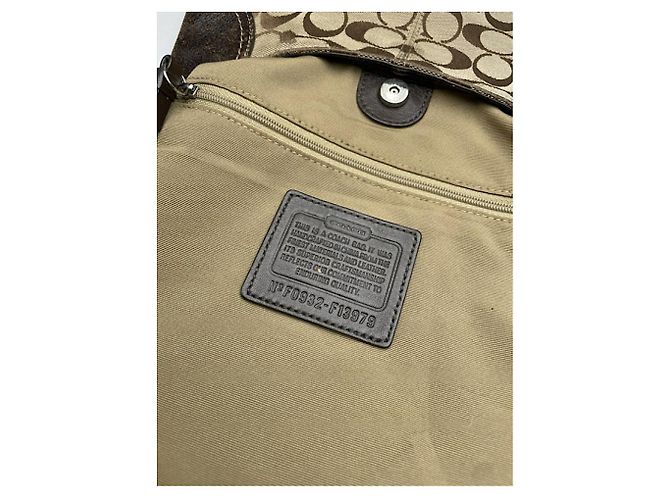 Bolsa de mão de couro bege Sufflette Signature da Coach - vista 3