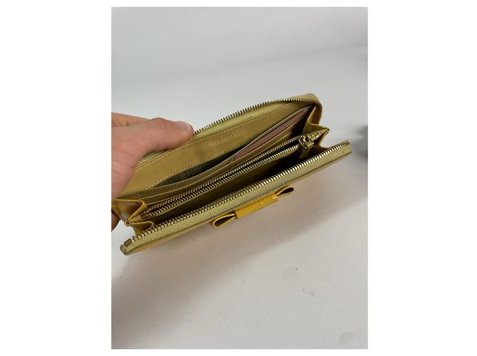 Cartera de cuero patentado amarillo Miu Miu - vista 2