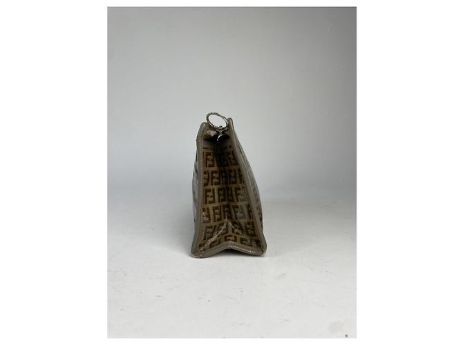 Fendi Baguette Clutch aus braunem Lackleder - Ansicht 3