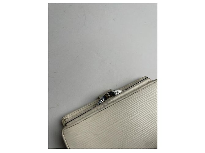 Cartera Louis Vuitton Louise de cuero blanco - vista 4