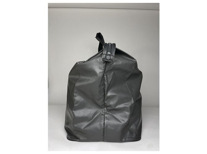 Borsa da viaggio in pelle nera Issey Miyake - vista 3
