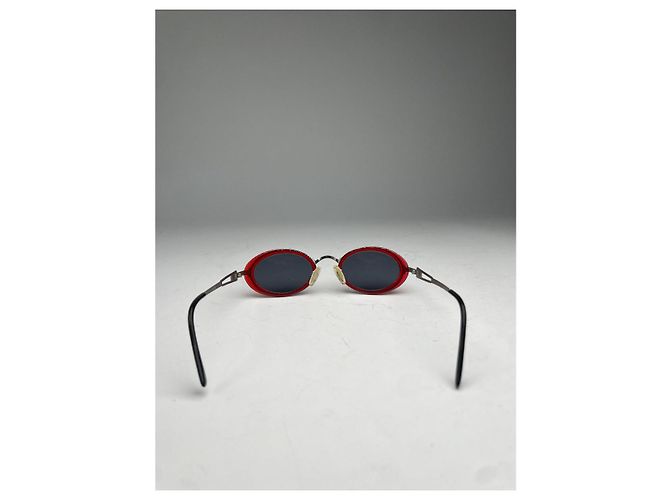 Versus Frente a otras gafas de sol de metal Roja - vista 3