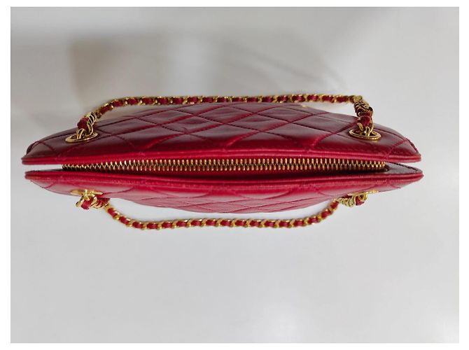 Chanel Tasche aus rotem gestepptem Leder mit Goldkette - Ansicht 15