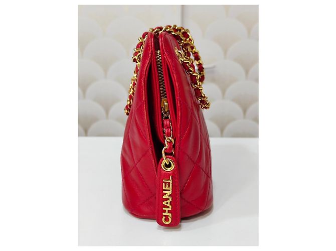 Chanel Tasche aus rotem gestepptem Leder mit Goldkette - Ansicht 17