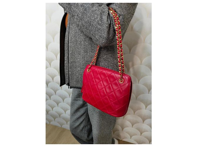 Chanel Tasche aus rotem gestepptem Leder mit Goldkette - Ansicht 2