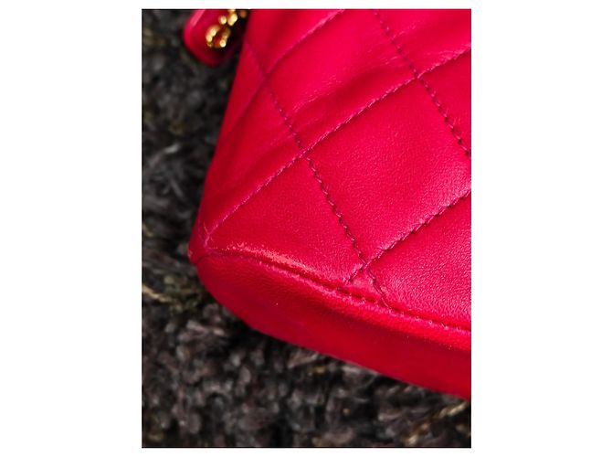 Chanel Tasche aus rotem gestepptem Leder mit Goldkette - Ansicht 9