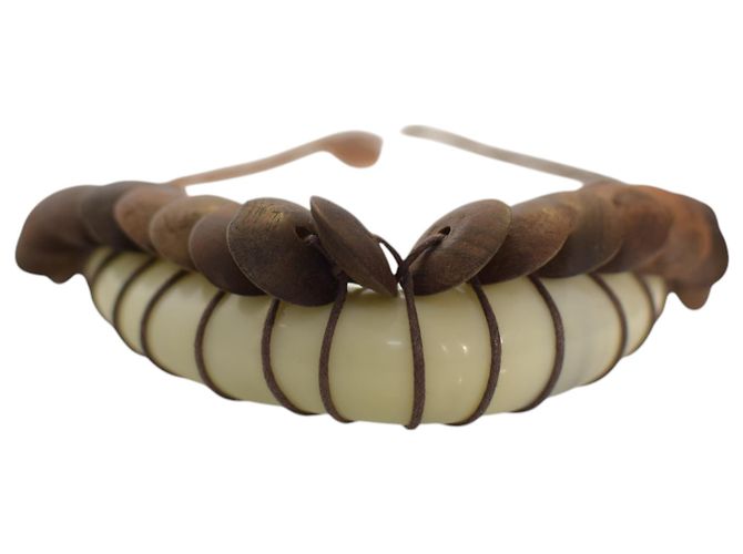 Autre Marque Collana etnica tribale con dischi in legno marrone e pelle crema a forma di V - vista 3