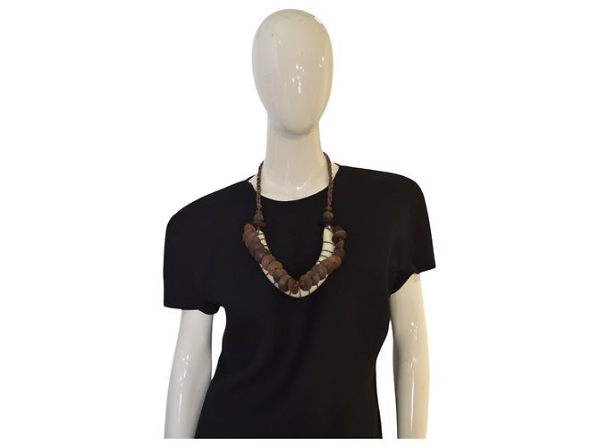 Autre Marque Collana etnica tribale con dischi in legno marrone e pelle crema a forma di V - vista 4