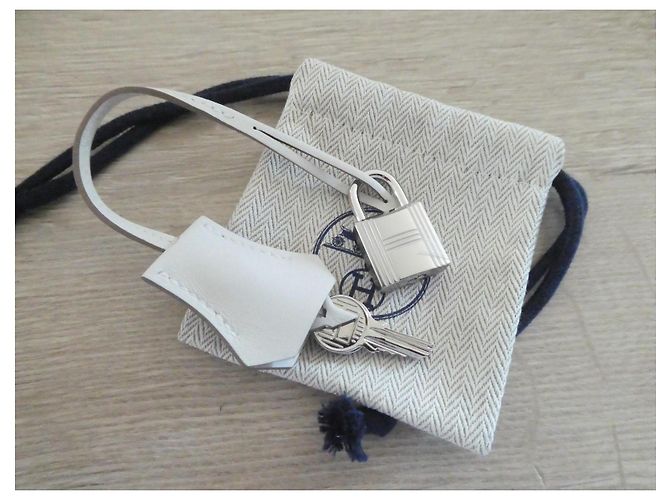 Campanella e tirante Hermès con lucchetto in palladio argentato per borsa Hermès 21cms Bianco - vista 2
