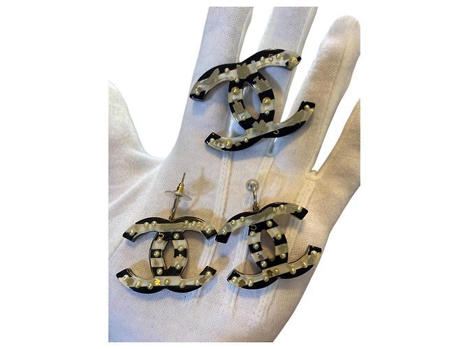 Set di spilla e orecchini Chanel 05A in resina, perle, smalto, CC, righe nere e bianche, grande dimensione Nero Bianco - vista 3