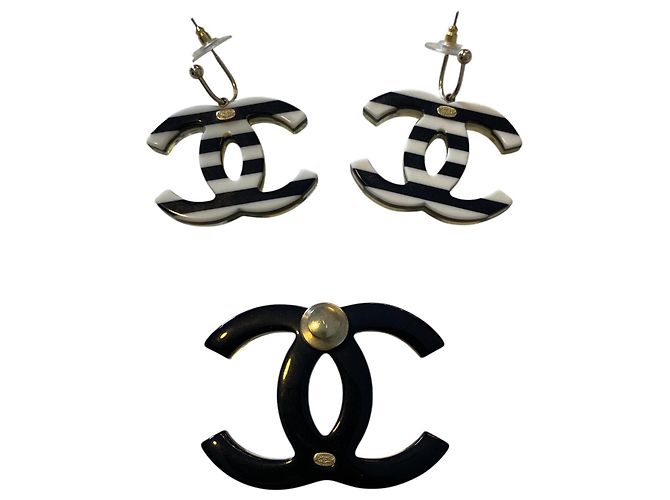 Set di spilla e orecchini Chanel 05A in resina, perle, smalto, CC, righe nere e bianche, grande dimensione Nero Bianco - vista 7