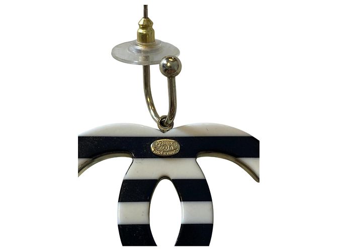 Set di spilla e orecchini Chanel 05A in resina, perle, smalto, CC, righe nere e bianche, grande dimensione Nero Bianco - vista 8