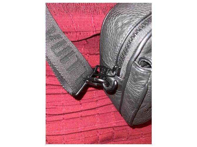 Louis Vuitton S Lock Messenger in pelle Taurillon nera Nero - vista 5