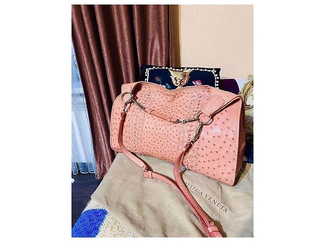 Borsa da viaggio Bottega Veneta in pelle di struzzo rosa - vista 2