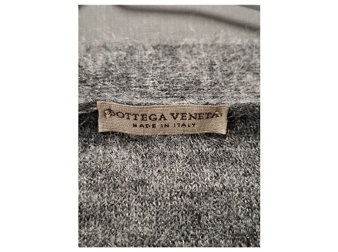 Abgenutzte Bottega Veneta Strickjacke aus grauer Wolle - Ansicht 4