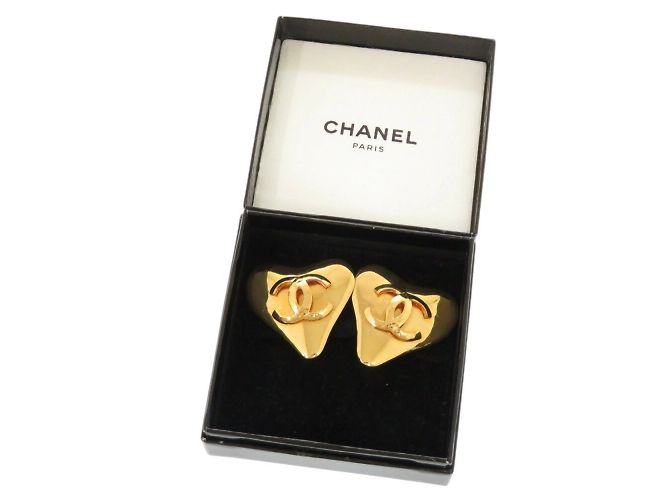 Orecchini in metallo dorato a forma di cuore Chanel Coco Mark D'oro - vista 3