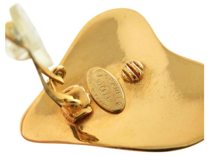 Orecchini in metallo dorato a forma di cuore Chanel Coco Mark D'oro - vista 5