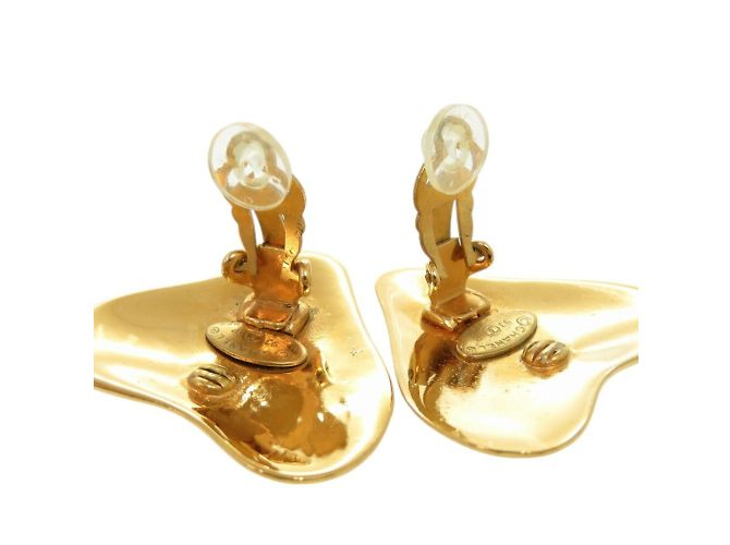 Orecchini in metallo dorato a forma di cuore Chanel Coco Mark D'oro - vista 7