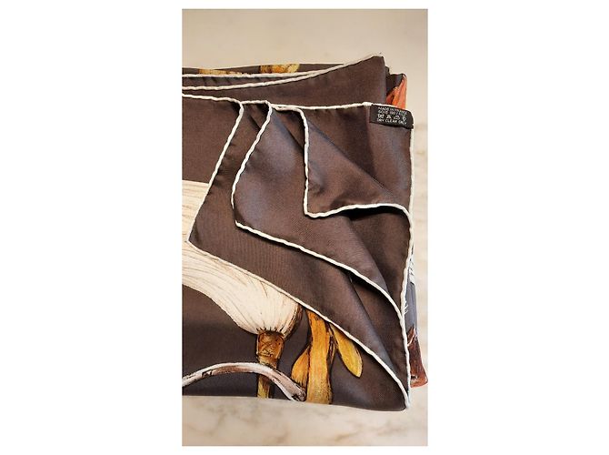 Hermès Carré 90 mit dem Titel 'Über Stiefel' von Xavier de Poret Braun - Ansicht 10