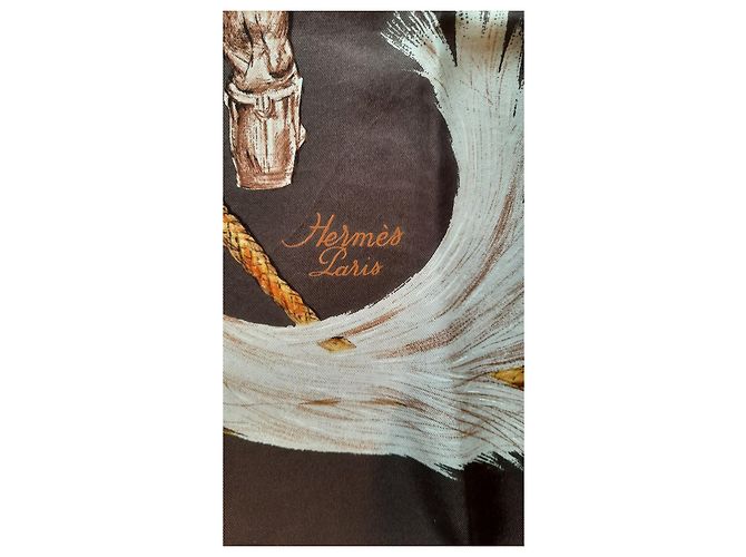 Hermès Carré 90 mit dem Titel 'Über Stiefel' von Xavier de Poret Braun - Ansicht 3