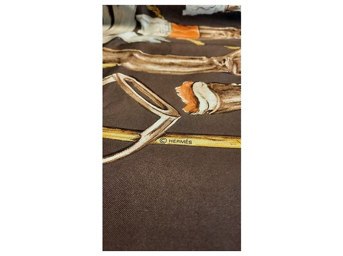 Hermès Carré 90 mit dem Titel 'Über Stiefel' von Xavier de Poret Braun - Ansicht 7