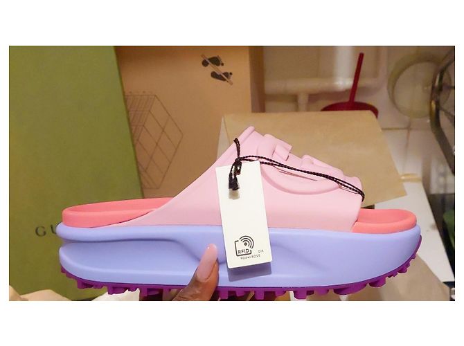Mule con zeppa Gucci in gomma multicolore - vista 3