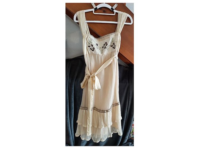 Autre Marque Abito Kalebob in seta beige con ricami floreali e pizzo - vista 2