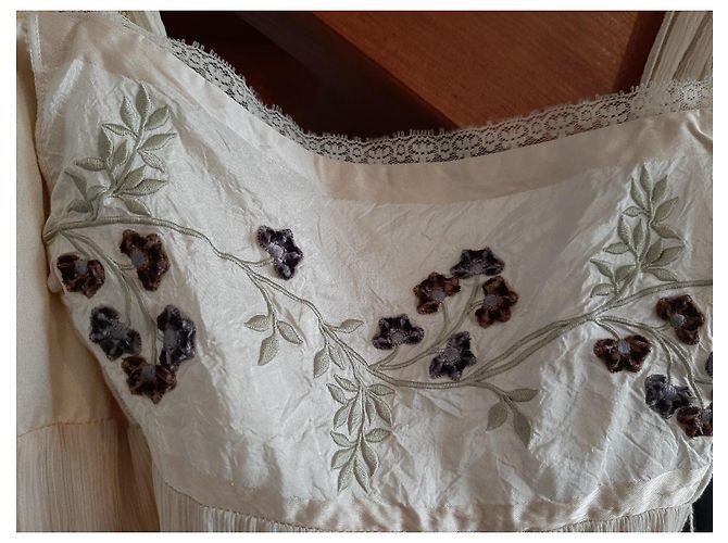 Autre Marque Abito Kalebob in seta beige con ricami floreali e pizzo - vista 5