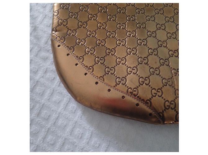 Bolsa de ombro Gucci Charlotte em couro dourado - vista 11