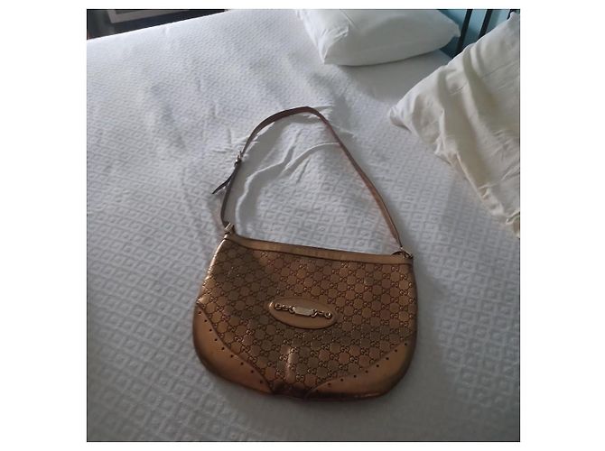 Bolsa de ombro Gucci Charlotte em couro dourado - vista 16