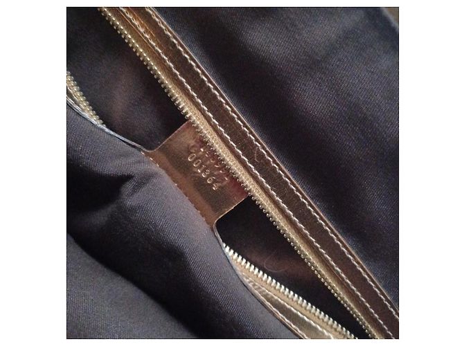 Bolsa de ombro Gucci Charlotte em couro dourado - vista 3