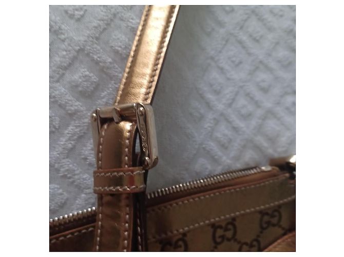Bolsa de ombro Gucci Charlotte em couro dourado - vista 7