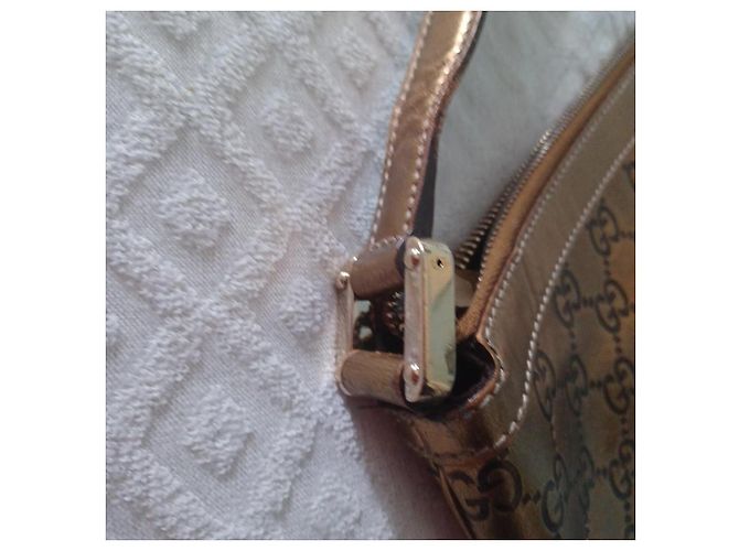 Bolsa de ombro Gucci Charlotte em couro dourado - vista 8
