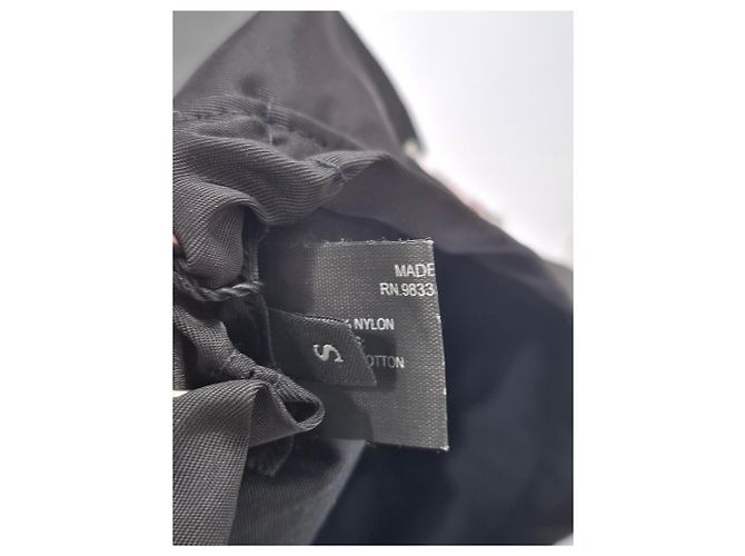 Schwarze Nylon-Beretmütze mit Prada-Logo-Plakette und Zugband - Ansicht 10
