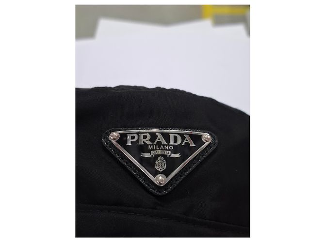 Schwarze Nylon-Beretmütze mit Prada-Logo-Plakette und Zugband - Ansicht 11