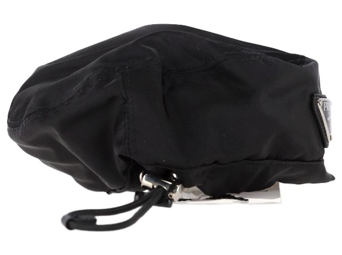 Schwarze Nylon-Beretmütze mit Prada-Logo-Plakette und Zugband - Ansicht 2