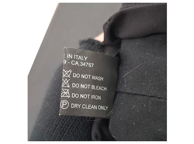 Schwarze Nylon-Beretmütze mit Prada-Logo-Plakette und Zugband - Ansicht 4