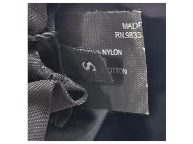 Schwarze Nylon-Beretmütze mit Prada-Logo-Plakette und Zugband - Ansicht 5