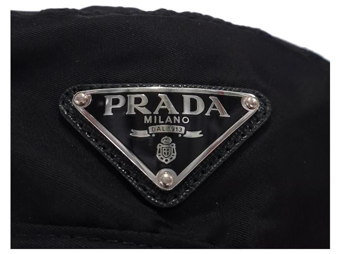 Schwarze Nylon-Beretmütze mit Prada-Logo-Plakette und Zugband - Ansicht 6