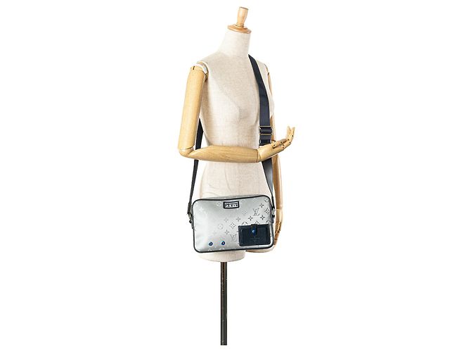 Messenger Satellite Alpha Monogram grigio Louis Vuitton Marrone - view 12