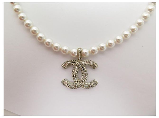 NUOVO COLLIER CHANEL LOGO CC 2024 IN PERLE E METALLO DORATO D'oro - vista 3